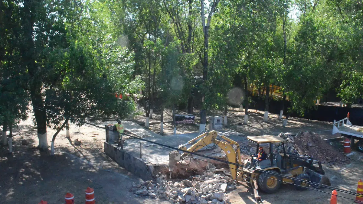 Las máquinas remueven todo lo que se encuentra en la parte donde se construirá la vialidad. Foto Luis Luévanos